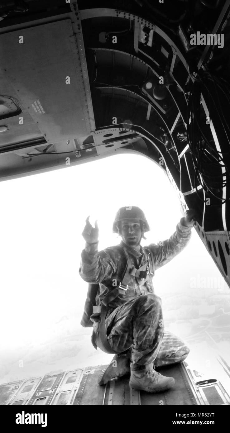 Le s.. Raymond Debusshere signale le temps restant pour aller à un coffre sous-officiers durant un cours de gréeur opération aéroportée sur un hélicoptère Chinook 20 avril à Blackstone Army Airfield. Affectés à des fonctions de saut pendant le vol, Debusshere a été chargé de faire sauter des décisions basées sur l'énergie éolienne et d'autres critères. Banque D'Images