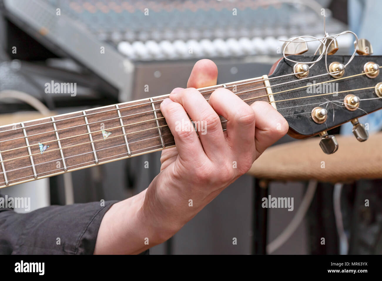La main du guitariste sur le manche. Accord en do majeur Photo Stock - Alamy