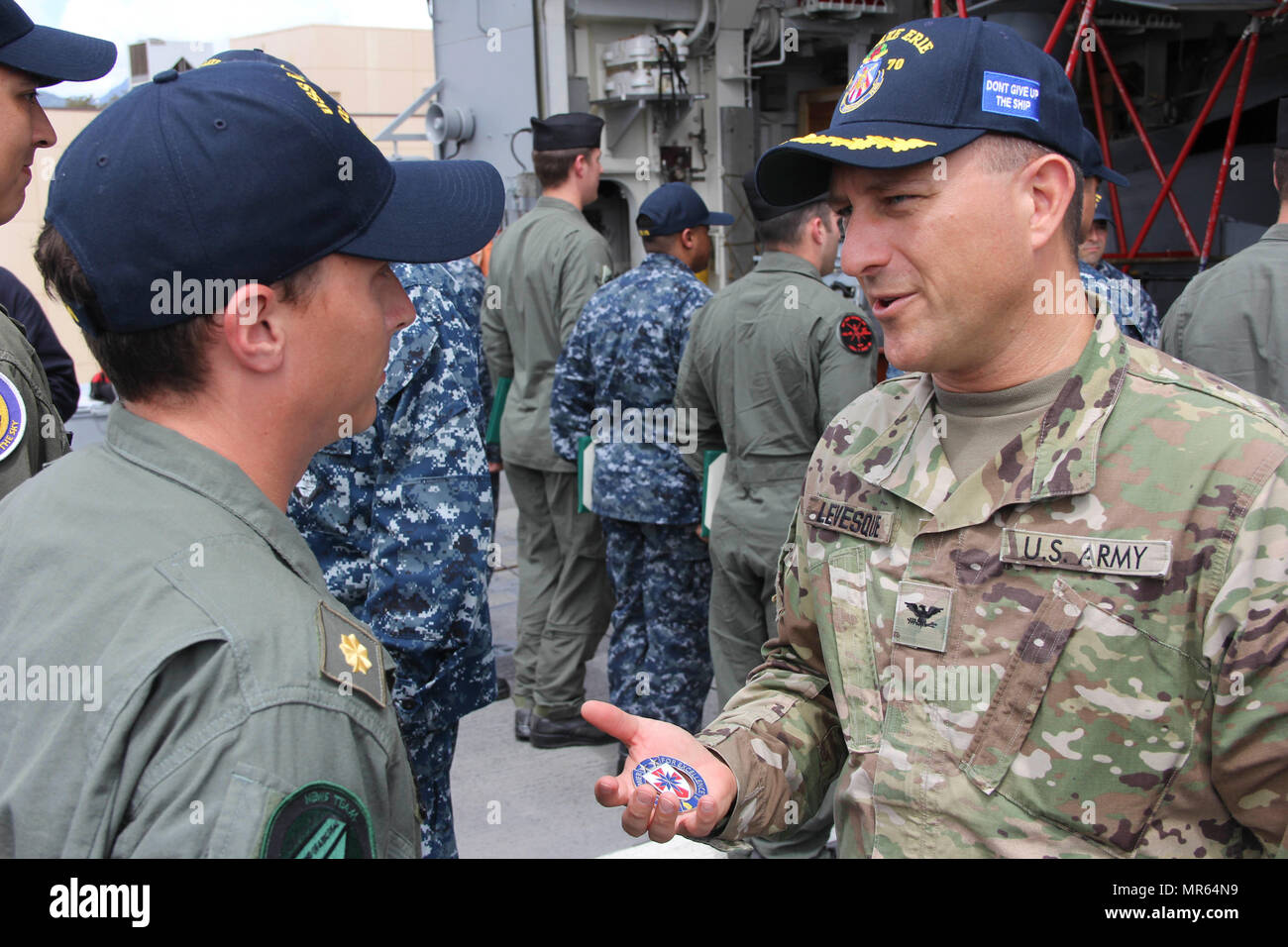 170518-N-MZ078-058 OCÉAN PACIFIQUE (le 18 mai 2017)- Le lieutenant Cmdr. Keith Johnson reçoit une pièce de colonel de l'Armée de Dennis H. Levesque, chef d'état-major, 8e commande de soutien du théâtre, pour l'essai au cours de l'air rescue d'un soldat, à bord de la classe Ticonderoga croiseur lance-missiles USS Lake Erie (CG 70). Le lac Érié est actuellement en cours sur la création d'un déploiement dans l'ouest du Pacifique et du Moyen-Orient à l'appui d'opérations de sécurité maritime et le théâtre les efforts de coopération. (U.S. Photo par marine Spécialiste de la communication de masse Lucas Marin T. Hans/libérés) Banque D'Images