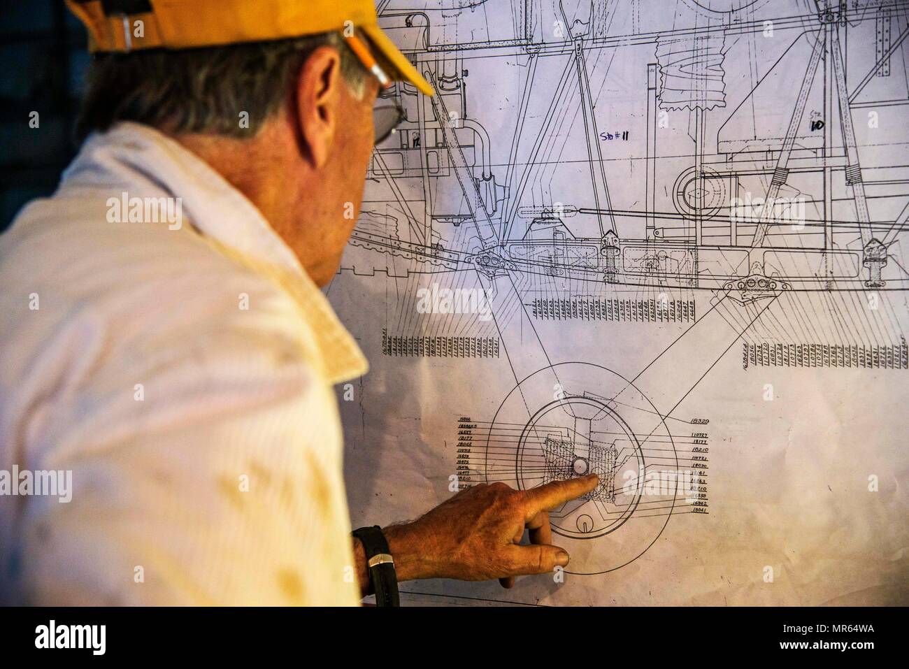 Curtiss JN-4 Jenny était un avion d'entraînement américain de la première Guerre mondiale produit pour la première fois en 1915. Un projet de reconstruction moderne a permis de réaliser un exemple volable en 5 720 heures sur 14 mois grâce à un effort d'équipe coordonné. L'image d'archive enregistre l'activité d'examen des plans à Bowling Green, Kentucky, le 4 mai 2017, associée aux événements du centenaire liés à la base aérienne Scott. Banque D'Images