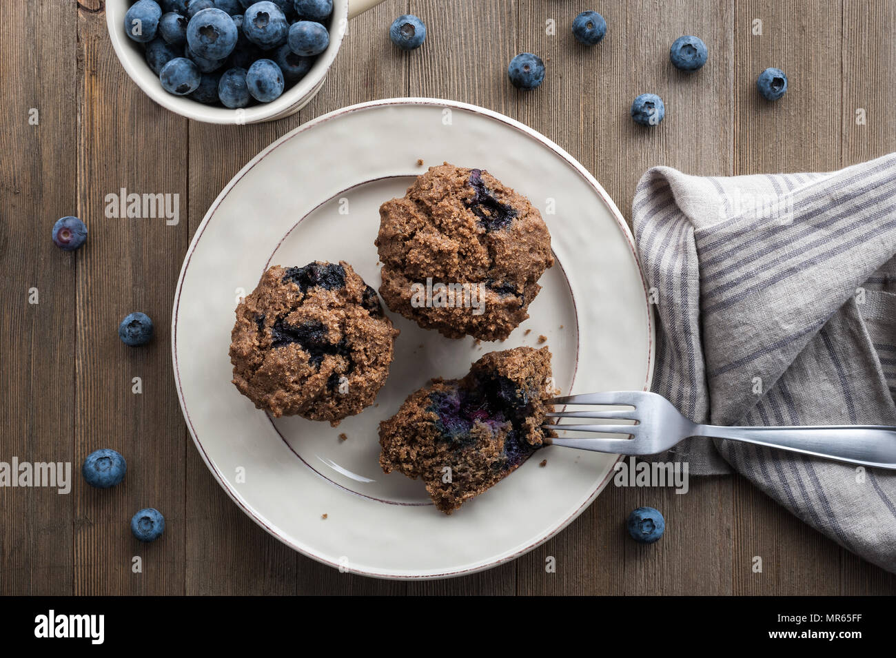 Muffins aux bleuets faite avec de la farine de Teff et des graines de lin (sans gluten et sans produits laitiers) Banque D'Images