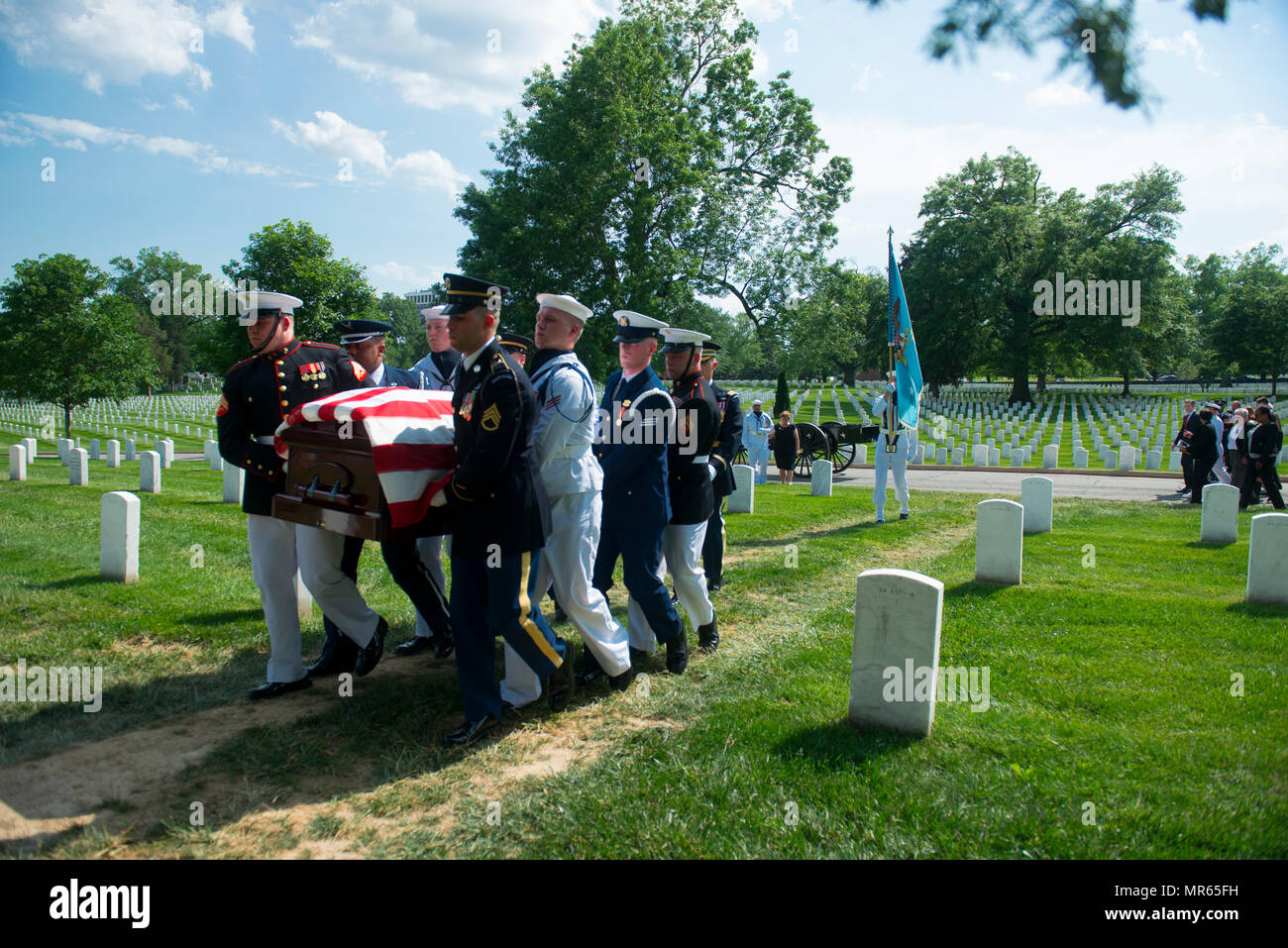 Cinq des membres de toutes les branches des forces armées des États-Unis participent à l'articulation d'honneurs militaires complets service funéraire de l'ancien secrétaire à la défense, Melvin Laird au cimetière national d'Arlington, à Arlington, Va., le 19 mai 2017. (U.S. Photo de l'armée par Elizabeth Fraser/Arlington National Cemetery/libérés) Banque D'Images