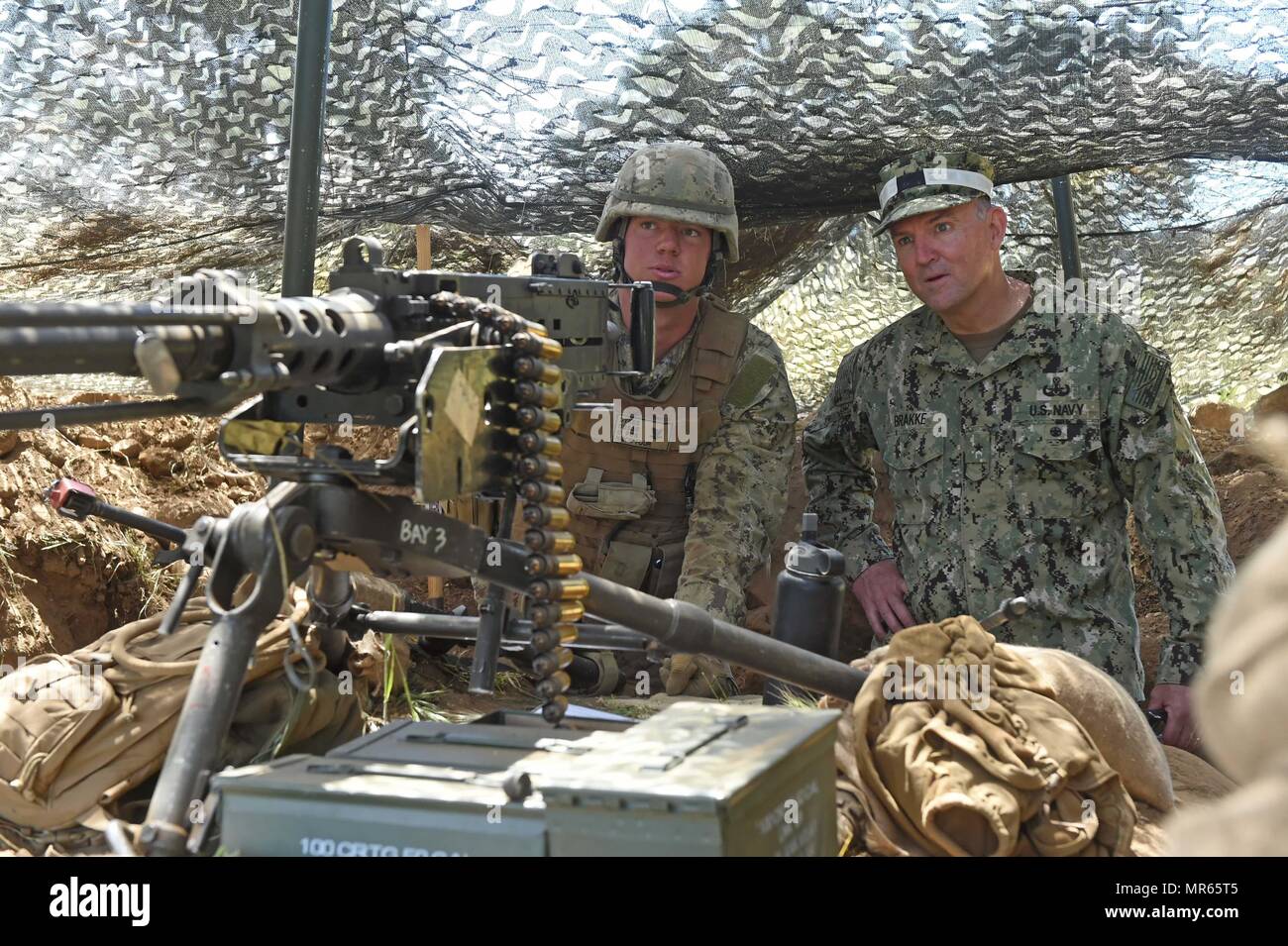 170516-N-DH124-123 FORT HUNTER LIGGETT, Californie (16 mai 2017) Builder 3e classe Thomas digues, affectés à la construction navale (bataillon Mobile NMCB) 4, explique sa position de combat défensif à adm arrière. Brian Brakke, commandant du Corps expéditionnaire Naval, commande de combat, au cours de l'exercice d'entraînement sur le terrain des bataillons (FTX). NMCB-4 procède à leur classement final FTX, test de l'élément de commandement, de contrôle et les fonctions de communication grâce à une variété de scénarios réels rencontrés pendant les déploiements. (U.S. Photo par marine Spécialiste de la communication de masse 1re classe Rosalie Chang/Presse Banque D'Images