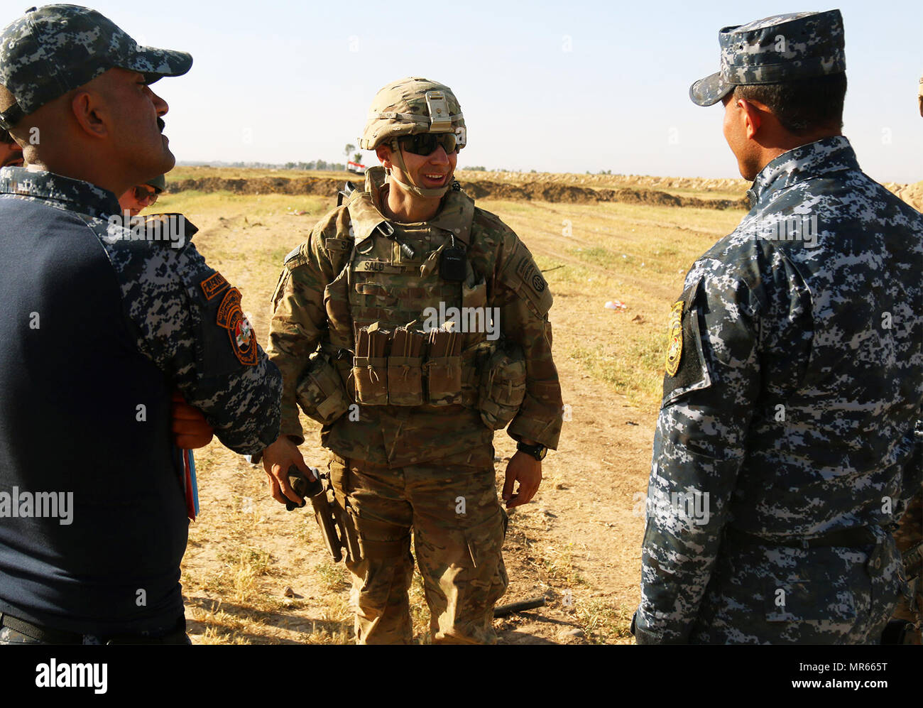 La 1ère Armée américaine Sgt. Erik Salo, un parachutiste déployées à l'appui de la Force opérationnelle interarmées - Fonctionnement résoudre inhérent et affecté à la 2e Brigade Combat Team, 82e Division aéroportée, parle avec les forces de sécurité iraquiennes sniper instructeurs, près de Mossoul, 16 mai 2017. . La 2ème BCT, 82ème Abn. Div., permet à leurs partenaires des forces de sécurité iraquiennes dans le but d'aider et de conseiller, planification de la mission de contribuer, collecte et analyse des renseignements, la protection de la force et la précision de forêt pour atteindre la défaite militaire d'ISIS. Les GFIM-OIR est la Coalition mondiale pour vaincre ISIS en Iraq et en Syrie. (U.S. Arm Banque D'Images