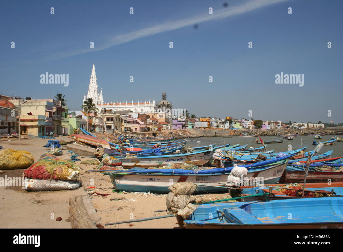 Bateaux de pêche aux couleurs vives, Kanyakumari, India Banque D'Images