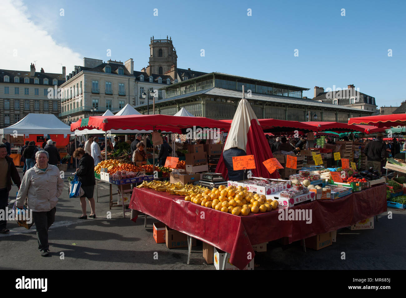 Rennes, France. Vue générale GV. Hebdomadaire Rennes marché régional. Bretagne, 'Fruits, bananes, oranges ananas, melon sur l'affichage', vendu à partir de la cale dans l'ouverture et le marché couvert Samedi 26/04/2014 © Peter SPURRIER Banque D'Images