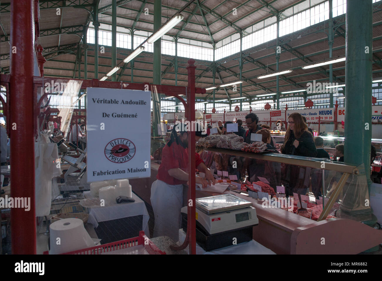 Rennes, France. Vue générale GV. Hebdomadaire Rennes marché régional. La Bretagne, l'air "différent de viandes séchées et des saucisses", vendu à partir de la cale à l'air libre et Banque D'Images