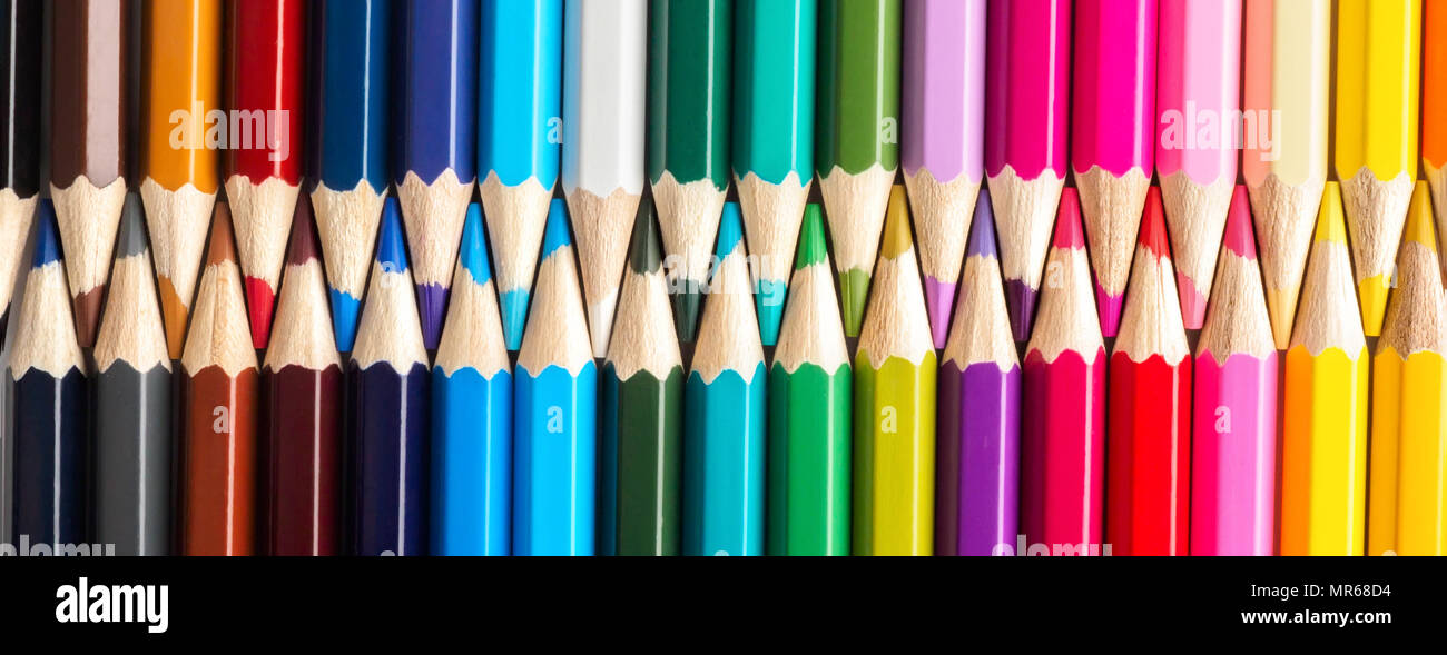 Ensemble de crayons pastels de couleur en couleur multi rangs en forme de fermeture éclair fermée et minimalisme Concept taille-crayon peinture art school l'educa Banque D'Images