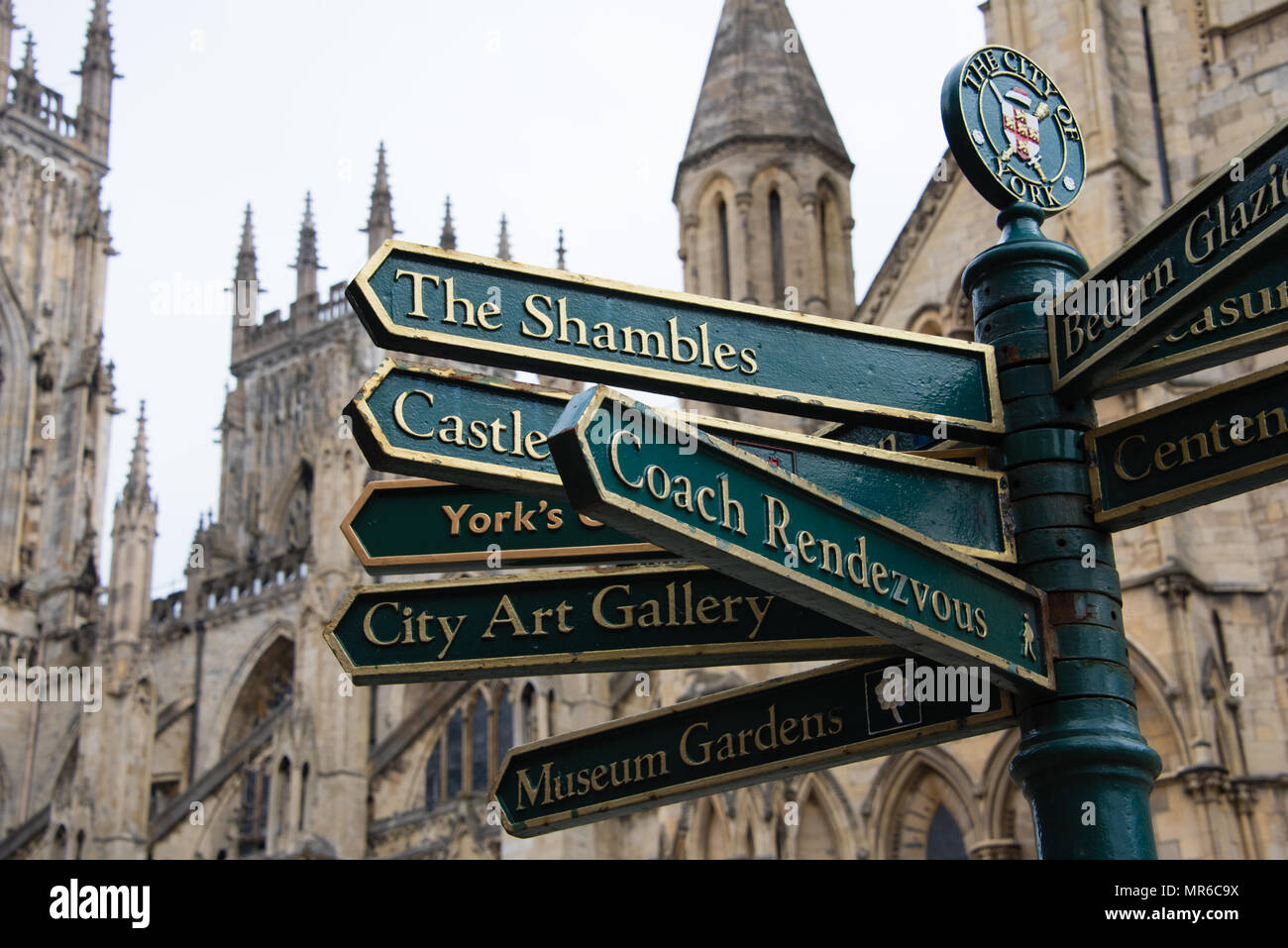 Les panneaux colorés dans le centre-ville de York ouvrent la voie à de nombreuses attractions touristiques y compris la pagaille Banque D'Images