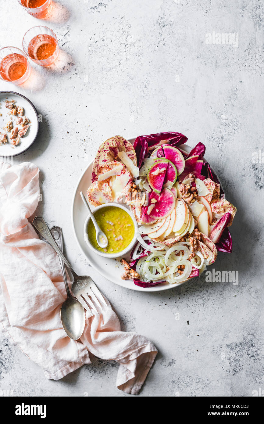 Salade d'endives aux pommes, noix, fenouil, radis Banque D'Images