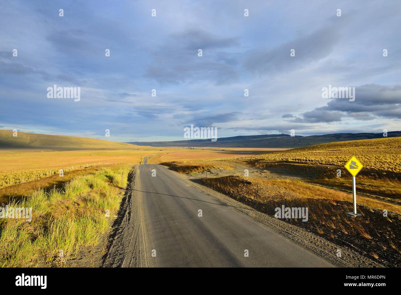 Chemin de terre, gravier, Ruta Nacional 9 à l'échelle du paysage, près de Puerto Natales, Région de Magellanes, Chili Banque D'Images