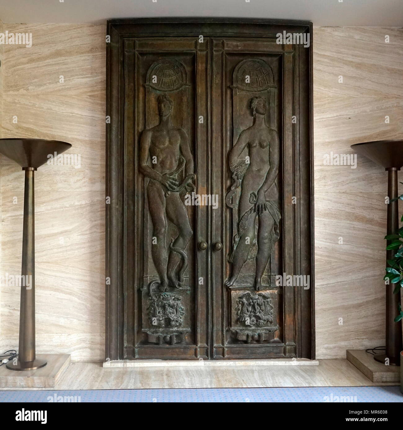 Sur un relief en bronze porte d'origine à la Société des Nations Unies Assemblée générale, au Palais des Nations, Genève ; construit en 1929-38. Il a été donné à la Société des Nations par le gouvernement britannique. Banque D'Images