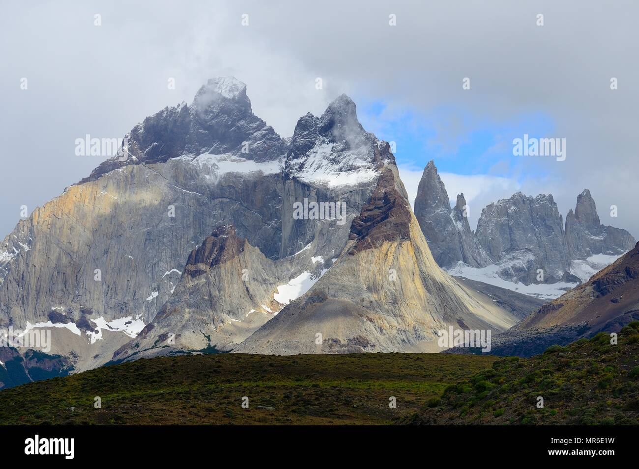 Cuernos del Paine massif avec l'augmentation des nuages, Parc National Torres del Paine, Última Esperanza Province, Chili Banque D'Images