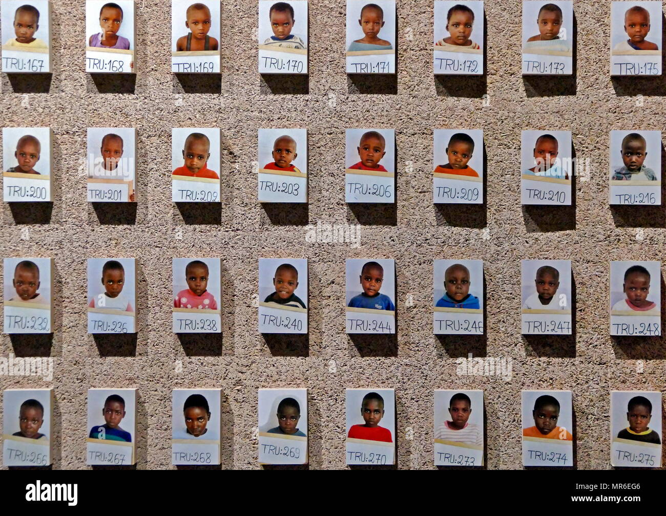 Photographie d'enfants séparés de leurs familles pendant le génocide de 1994 au Rwanda. Ce fut un massacre génocide des Tutsi, tribales, au Rwanda, par des membres de la majorité hutu. On estime à 500 000-1 000 000 Rwandais ont été tués au cours de la période de 100 jours à partir de 7 Avril à mi-juillet 1994. Banque D'Images