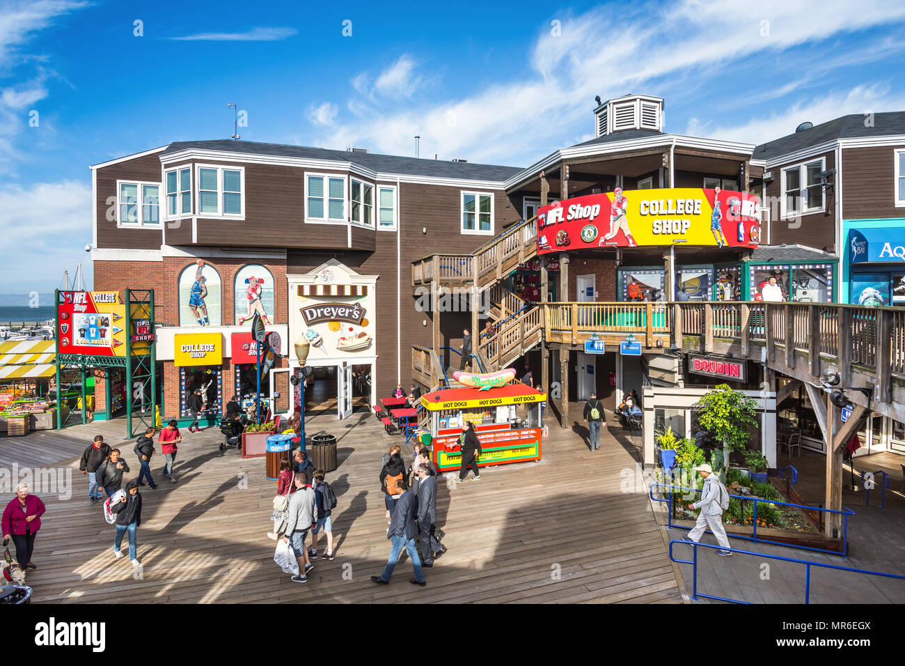 Magasins, boutiques et cafés sur Fisherman's Wharf, San Francisco, CA, USA. Banque D'Images