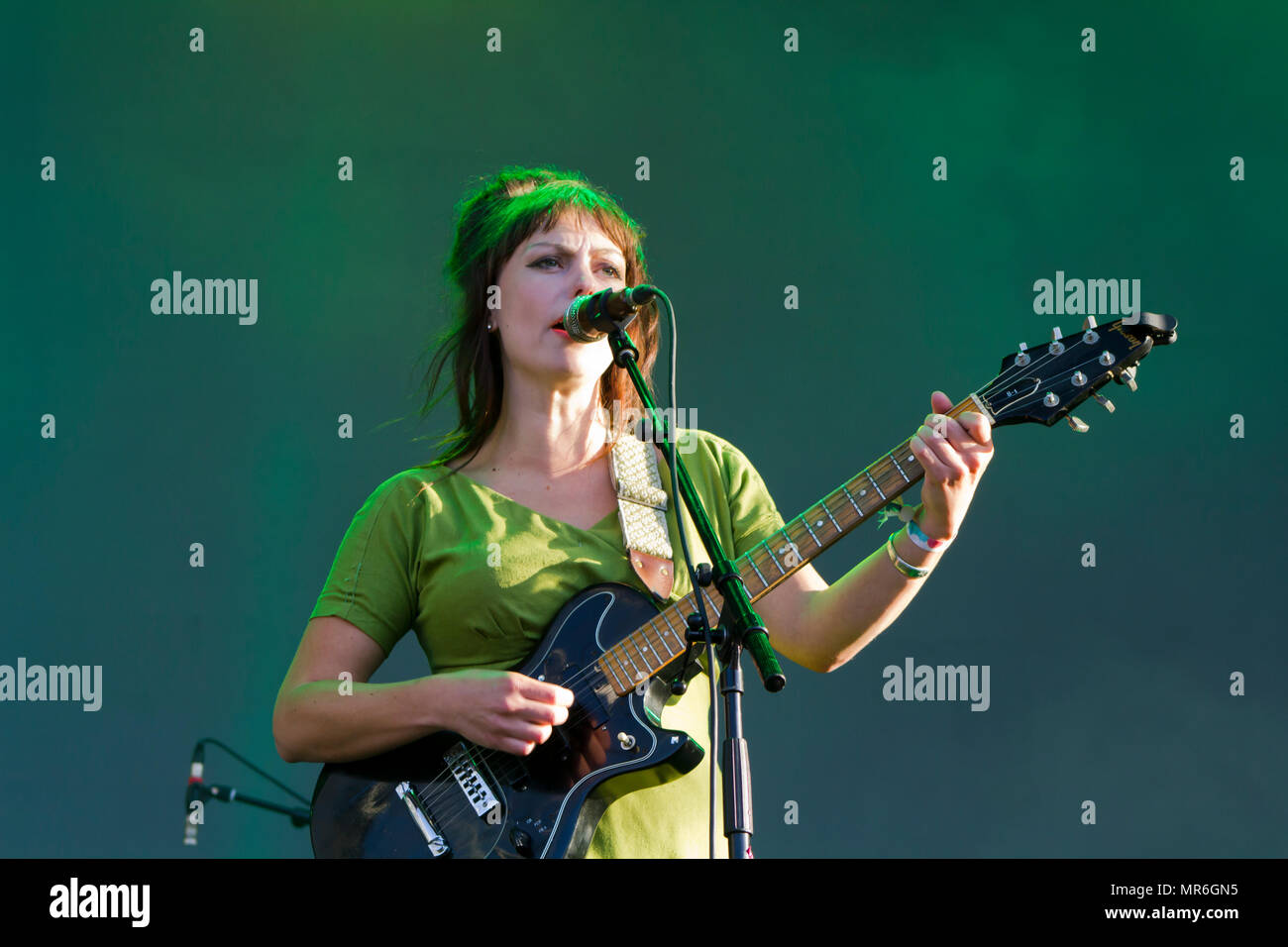 Angel Olsen singer se produit en concert Banque D'Images