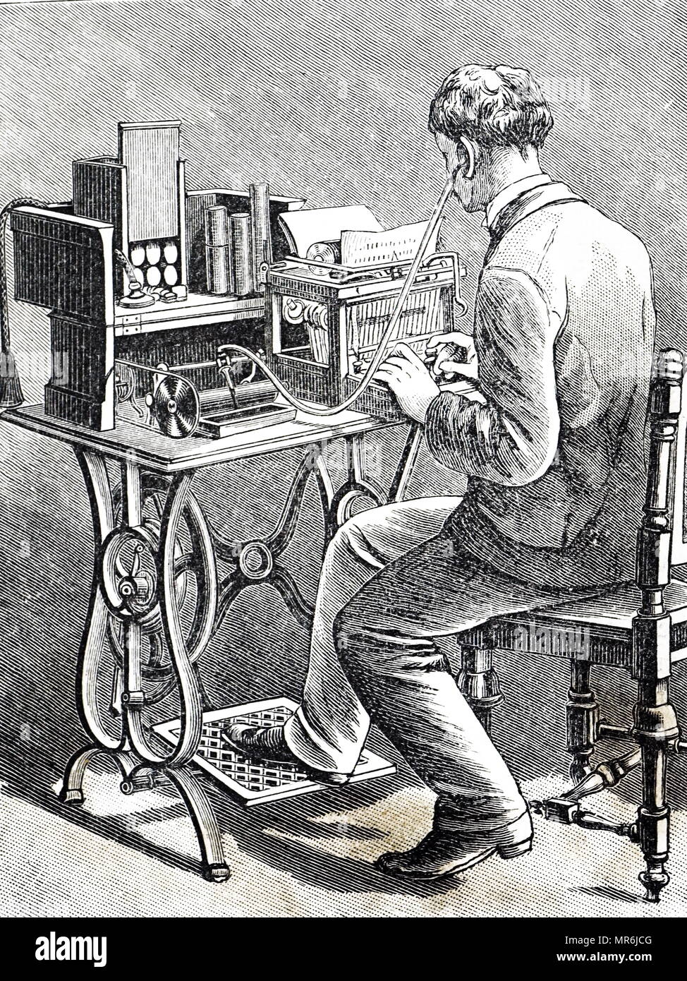 Gravure illustrant l'utilisation d'un Bell & Tainter graphophone. L'enregistrement a été effectué par un stylet sur un cylindre de carton enduit de cire, et le cylindre a été tourné par le biais d'un stand sous la pédale. En date du 19e siècle Banque D'Images