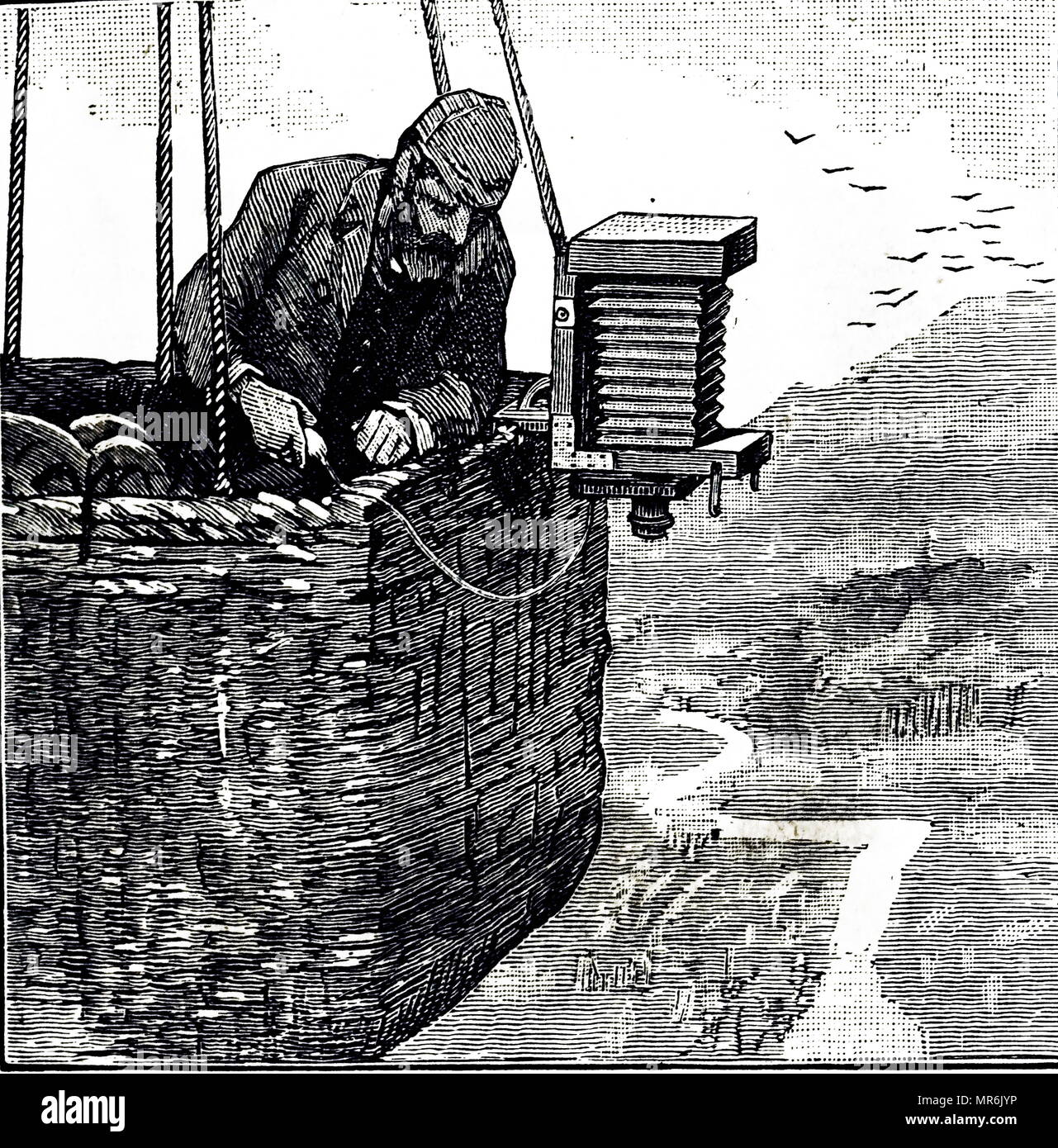 Gravure représentant Gaston Tissandier de prendre des photographies aériennes au cours d'un voyage en ballon de Paris à Reims. Gaston Tissandier (1843-1899), un chimiste français, météorologue, aviateur et éditeur. En date du 19e siècle Banque D'Images