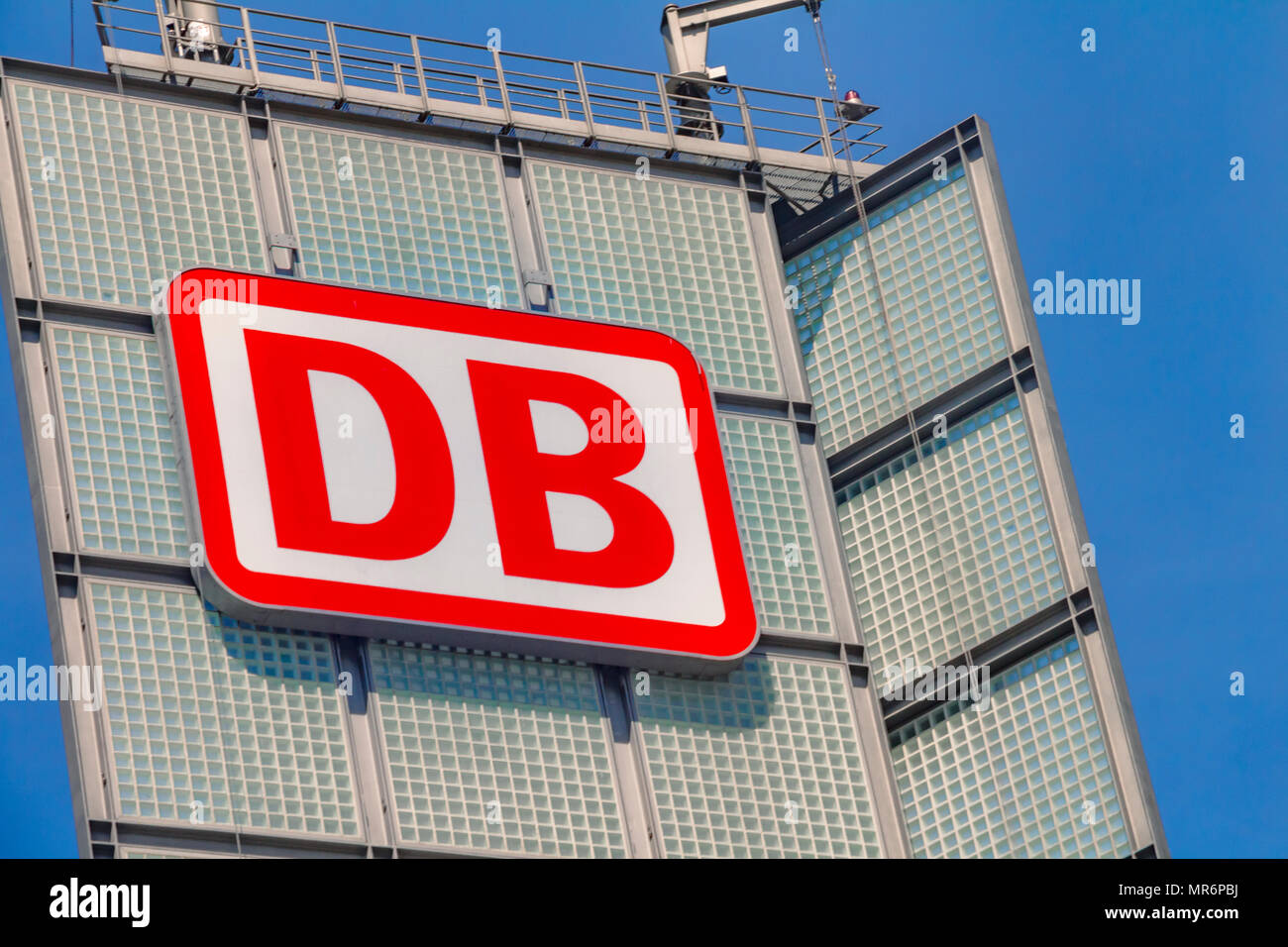 Berlin, Allemagne - 17 mai 2017 : Le logo de la marque de la "Deutsche Bahn" (DB) sur une tour à la gare principale de Berlin (Allemand Hauptbahnhof) Banque D'Images