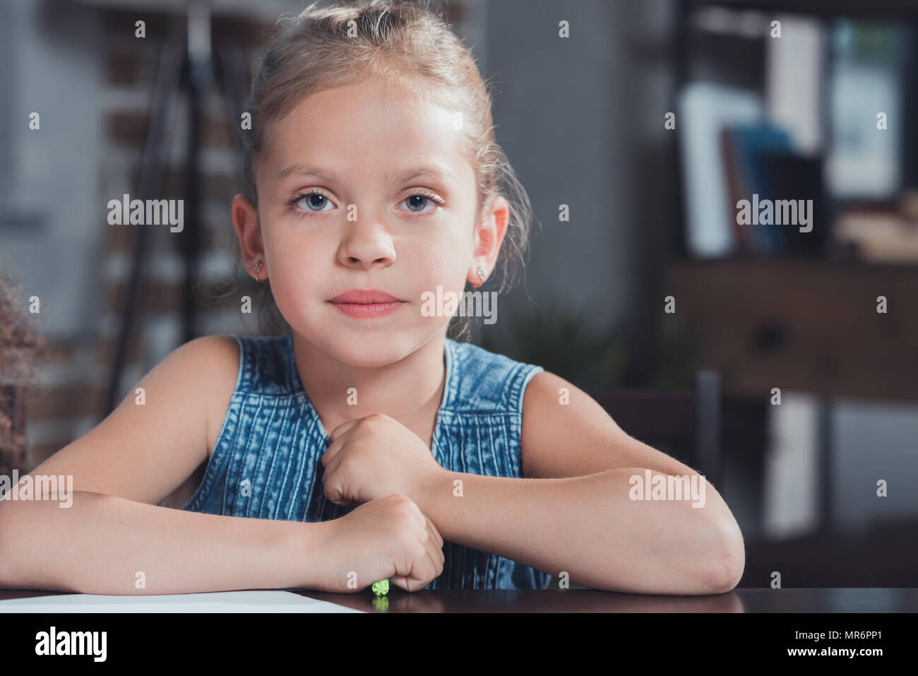 Portrait de l'adorable petite fille aux mains de marqueur coloré looking at camera Banque D'Images