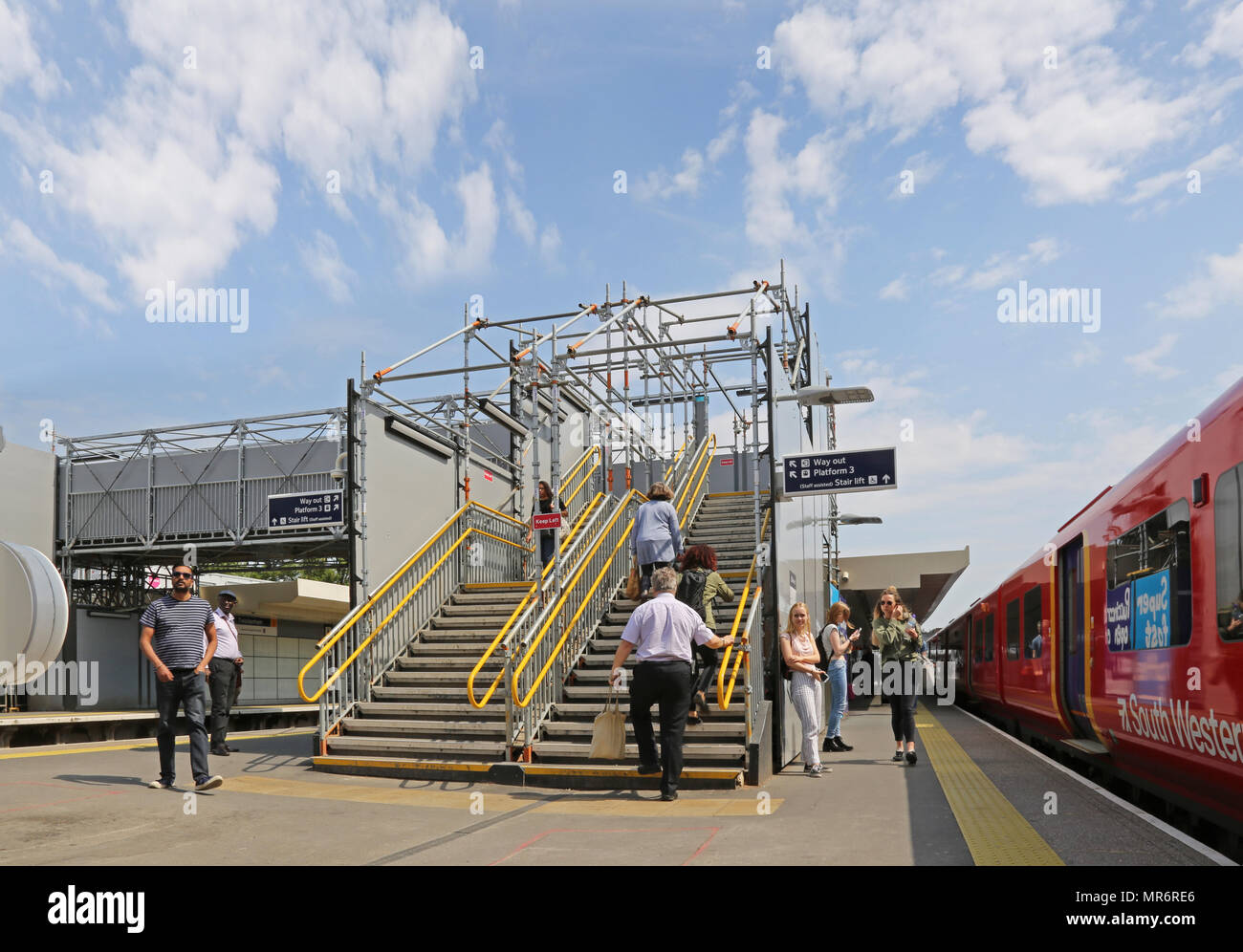 Une passerelle temporaire permet l'accès entre les plates-formes à la gare de Twickenham dans l'ouest de Londres, Royaume-Uni Banque D'Images