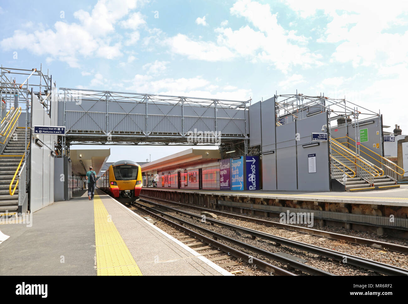 Une passerelle temporaire permet l'accès entre les plates-formes à la gare de Twickenham dans l'ouest de Londres, Royaume-Uni Banque D'Images