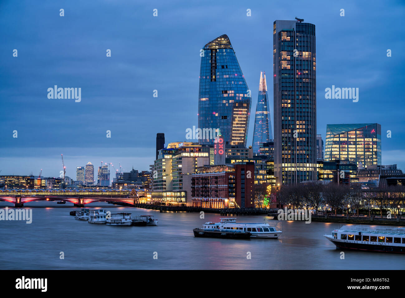 Londres, Royaume-Uni - 31 mars 2018 : Le nouveau gratte-ciel au sud de la Tamise - Un Blackfriars, le Shard & South Bank Tower- vu la nuit de Waterloo Bridge wifi Banque D'Images