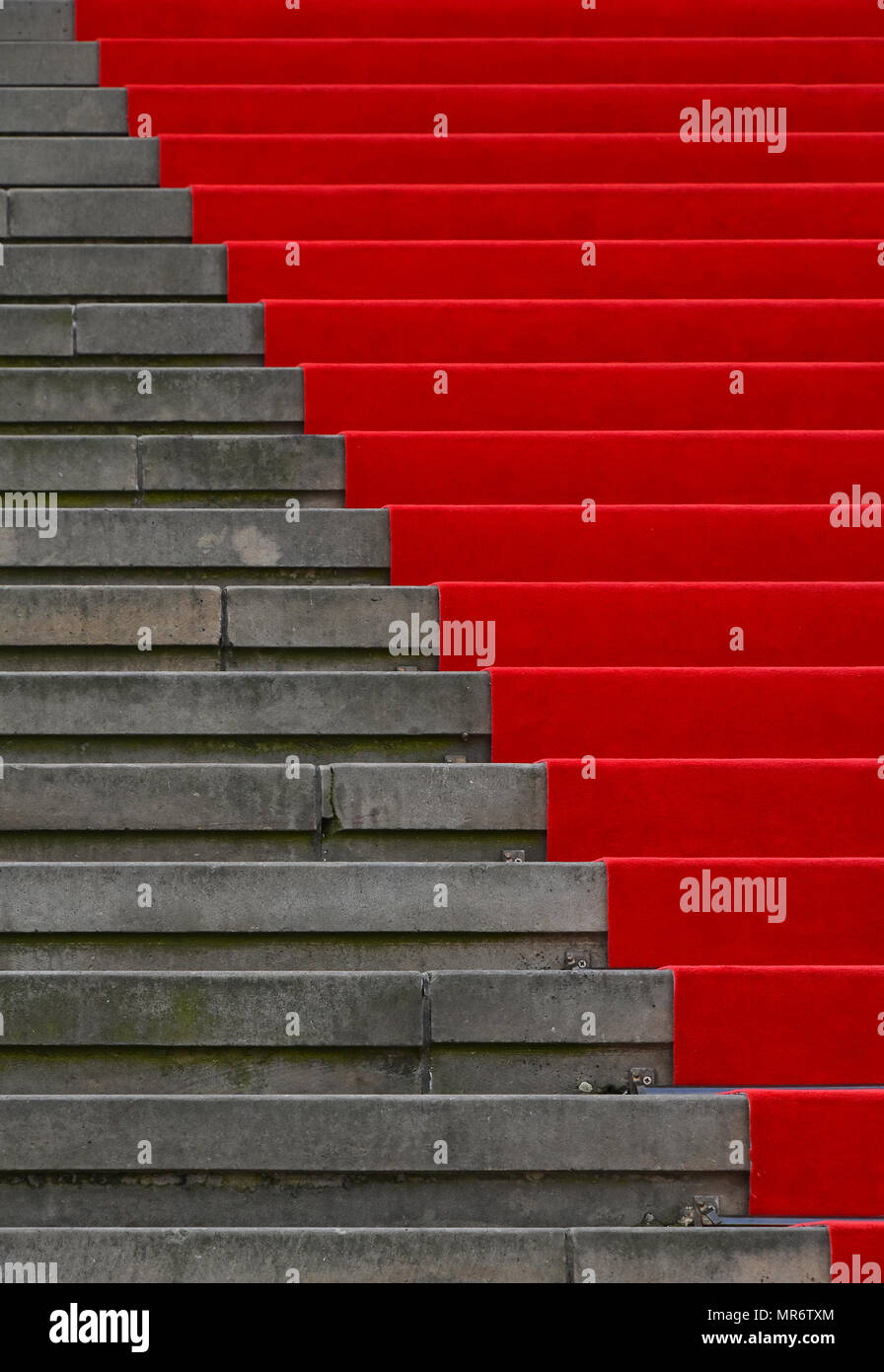 Gros plan sur le tapis rouge des escaliers de béton gris, ascendant perspective low angle view Banque D'Images