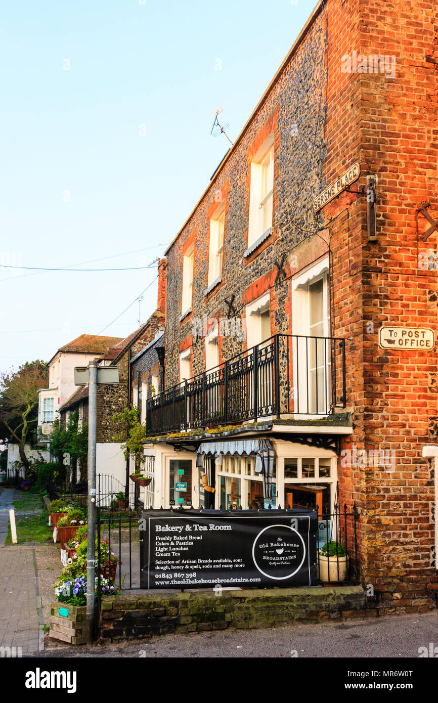 L'ancienne boulangerie et salon de thé au lieu serein dans Broadsatirs au cours de matin heure d'or. Pas de personnes. Banque D'Images