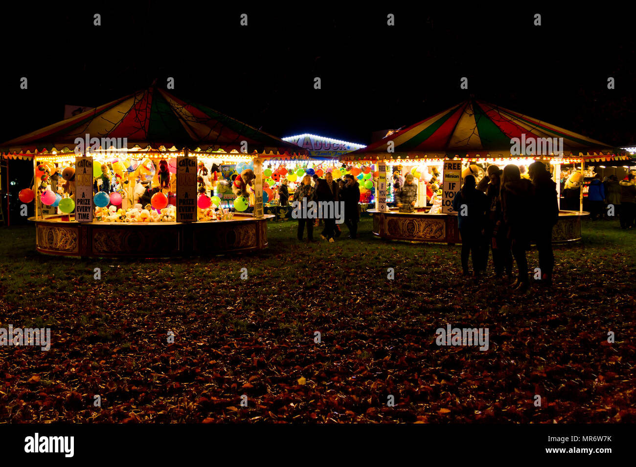 Manèges forains et stands à Himley Hall sur Bonfire Night le 5 novembre. Banque D'Images