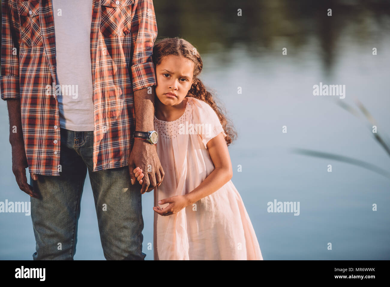 Portrait de renversement african american petite-fille et son grand-père holding hands Banque D'Images