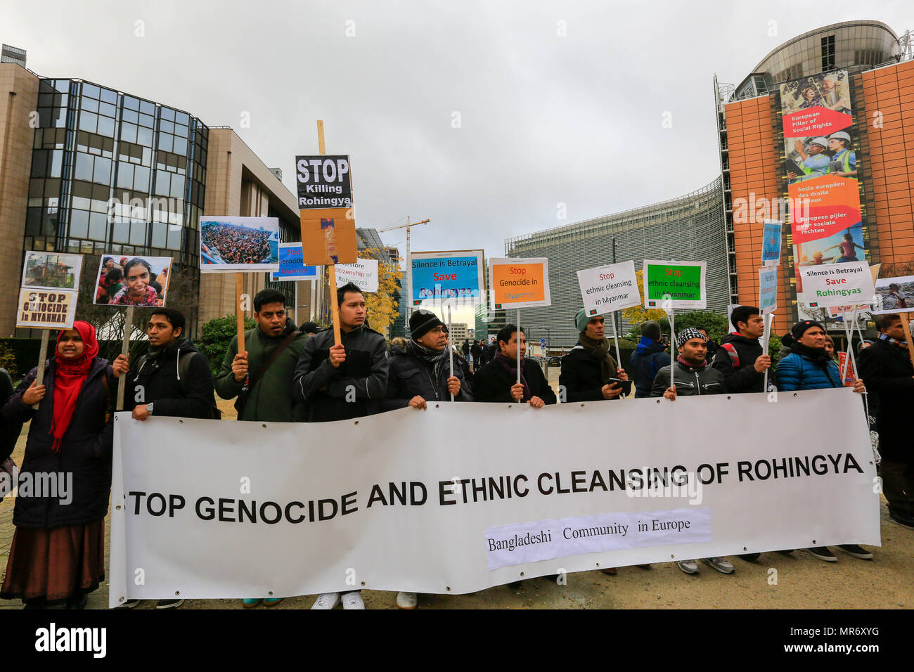 Bangladeshis à partir de pays européens manifestent devant le siège de l'Union européenne à Bruxelles, appelant à mettre fin au génocide d'Rohingy Banque D'Images
