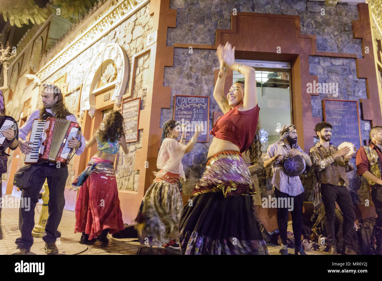Lastarria, Santiago, Chili : un groupe joue de la rue et des danses de la musique tzigane. Banque D'Images