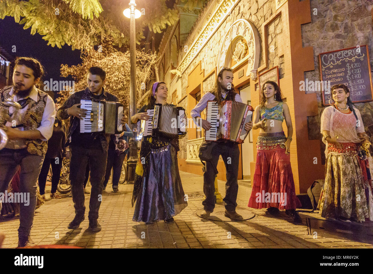 Lastarria, Santiago, Chili : un groupe joue de la rue et des danses de la musique tzigane. Banque D'Images