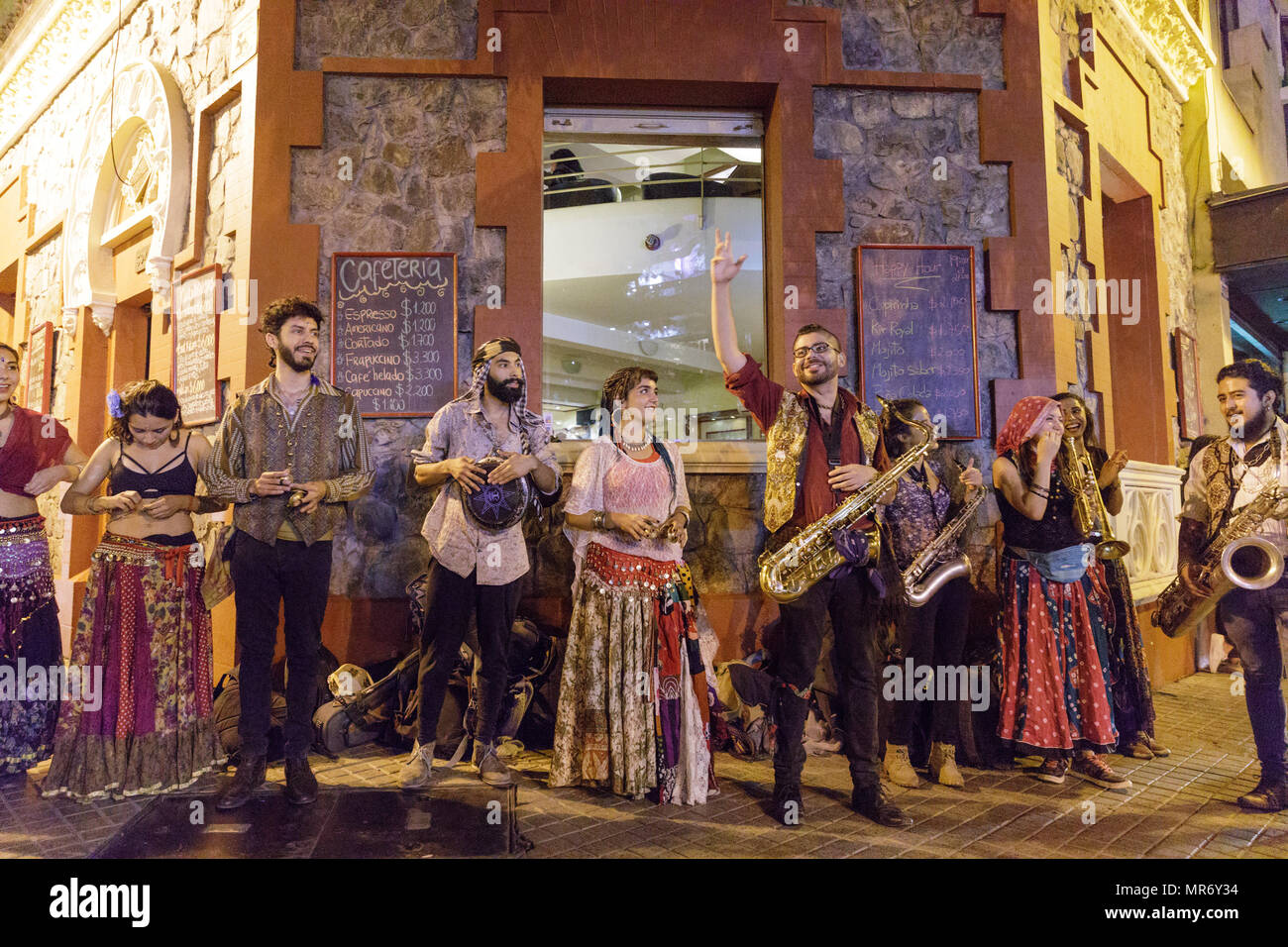 Lastarria, Santiago, Chili : un groupe joue de la rue et des danses de la musique tzigane. Banque D'Images