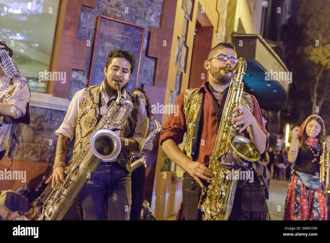 Lastarria, Santiago, Chili : un groupe joue de la rue et des danses de la musique tzigane. Banque D'Images