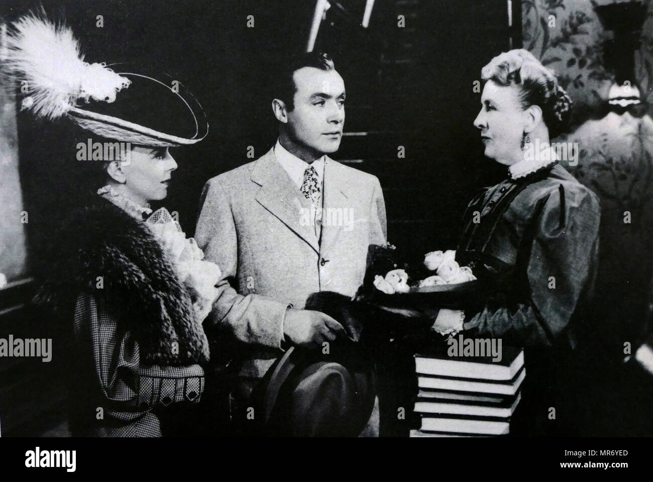 Back Street est un film américain de 1941, réalisé par Robert Stevenson. Les stars de cinéma Charles Boyer) et Margaret Sullavan Centre (à gauche). Le film suit les 1931 Fannie Hurst roman et le film 1932, version très étroitement dans certains cas reproduisant la scène du film plus tôt à la scène. C'est une histoire sympathique d'une femme adultère et l'homme qu'elle aimait. Charles Boyer (1899 - 1978), un acteur français qui joue dans plus de 80 films. Il a trouvé son succès dans les films américains pendant les années 30. Banque D'Images