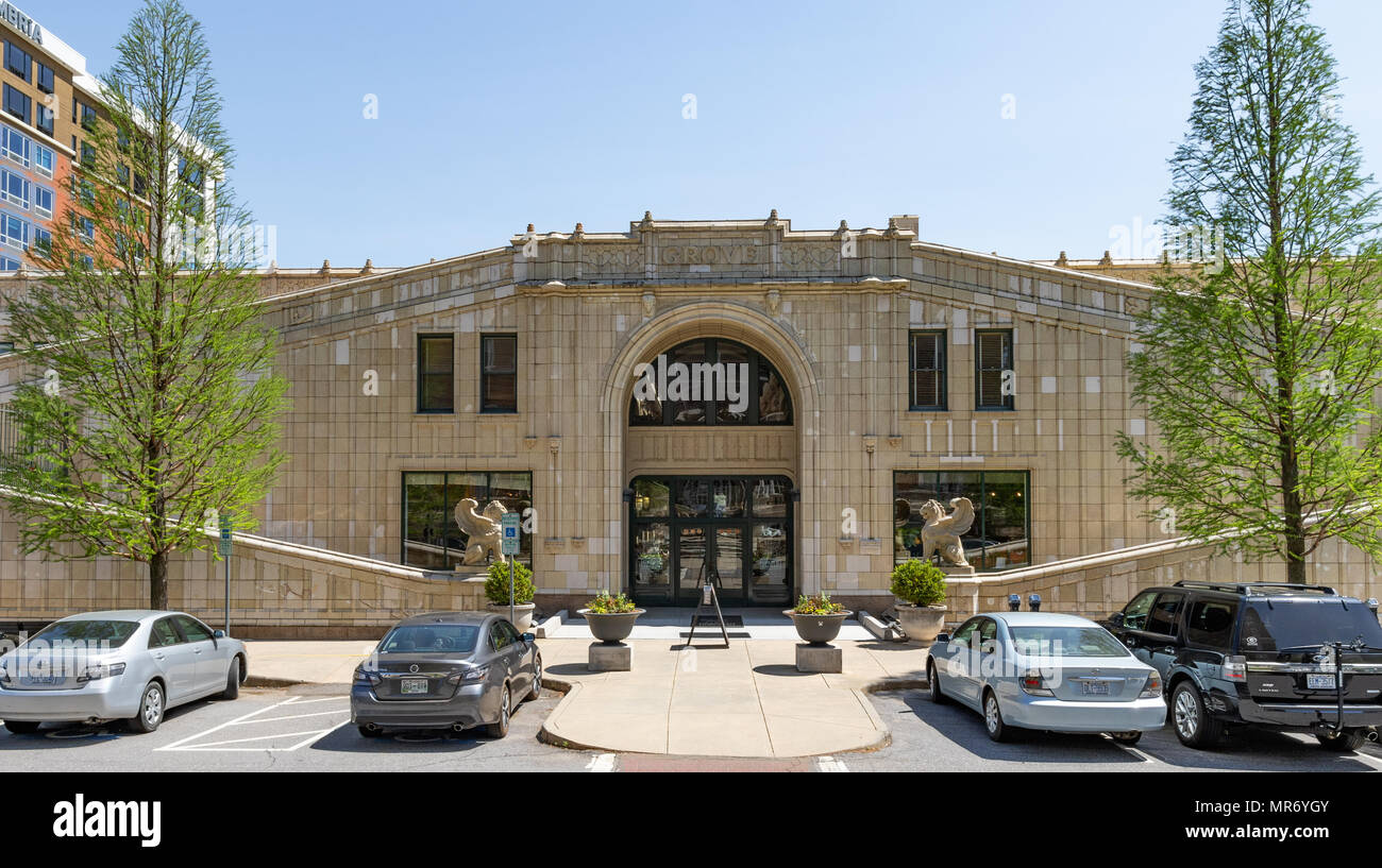 ASHEVILLE, NC, USA-13 Mai18:l'entrée nord du village historique d'arcade, un chef-d'œuvre architectural 1929, créé par E.W. Grove. Banque D'Images