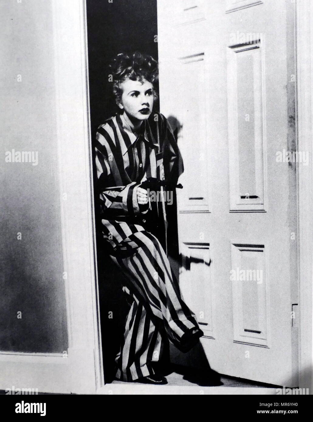 Dame sur un train est un film noir, 1945 Crime, film réalisé par Charles David et avec Deanna Durbin. Basé sur une histoire de Leslie Charteris, le film est à propos d'une femme témoin d'un meurtre dans un bâtiment proche de la fenêtre son train. Edna Mae Durbin (1921 - 2013), connu comme Deanna Durbin, était une actrice américaine et la chanteuse, qui est apparue dans les films dans les années 1930 et 1940 Banque D'Images