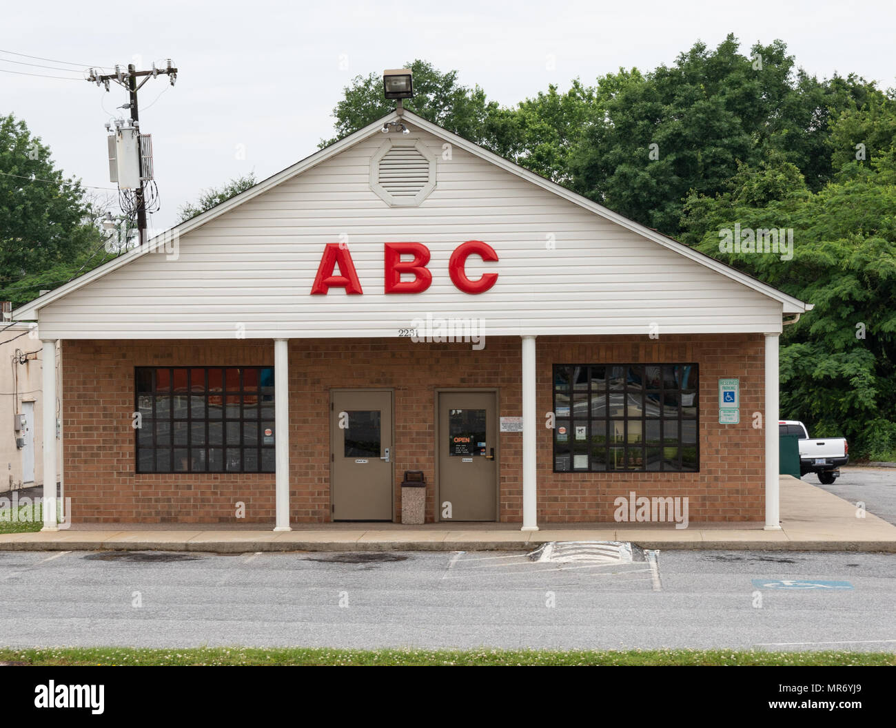 HICKORY, NC, USA-21 MAI 18 : l'état de Caroline du Nord en permettant le contrôle des boissons alcoolisées que par vente magasins ABC appartenant à l'état. Banque D'Images