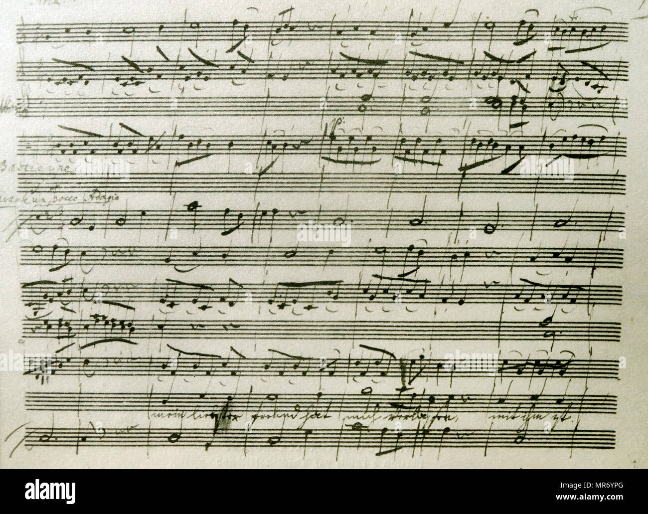 Page manuscrite de 'Bastien und Bastienne', K. 50 (révisée en 1964 à K. 46b), un singspiel en un acte, un opéra comique, de Wolfgang Amadeus Mozart. Bastien und Bastienne de Mozart a été l'un des premiers opéras, écrit en 1768 alors qu'il n'avait que douze ans. Il aurait été commandé par le médecin viennois et "agnetist' Dr Franz Mesmer. Wolfgang Amadeus Mozart (1756 - 1791), était un compositeur prolifique et influent de l'époque classique. Banque D'Images