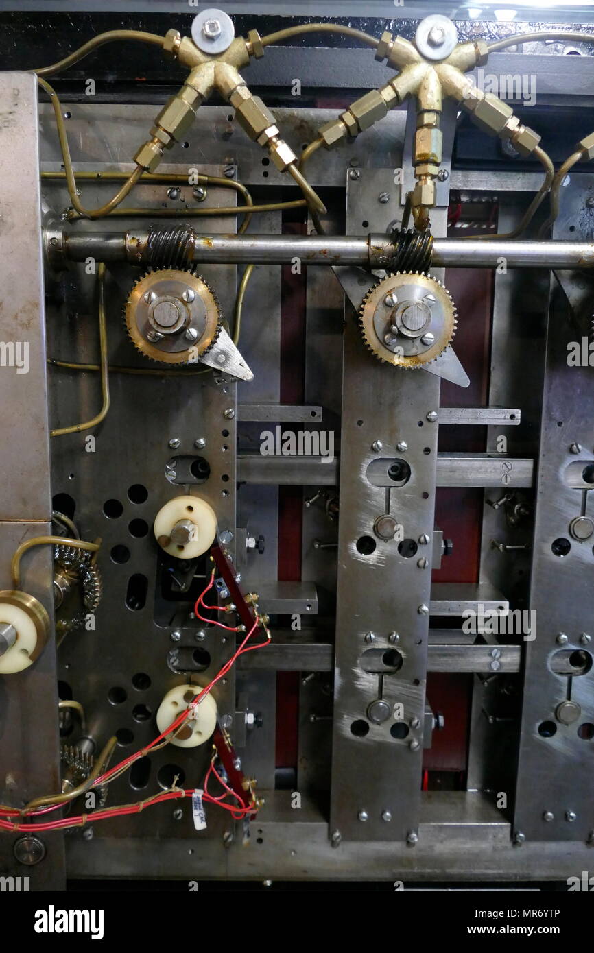 La bombe était un dispositif électro-mécanique utilisé par cryptologists britannique pour aider à déchiffrer l'allemand Enigma-machine-encrypted messages secrets durant la Seconde Guerre mondiale. La conception initiale de la bombe a été produit en 1939 à la UK Government Code et Cypher School (GC&CS) à Bletchley Park par Alan Turing Banque D'Images