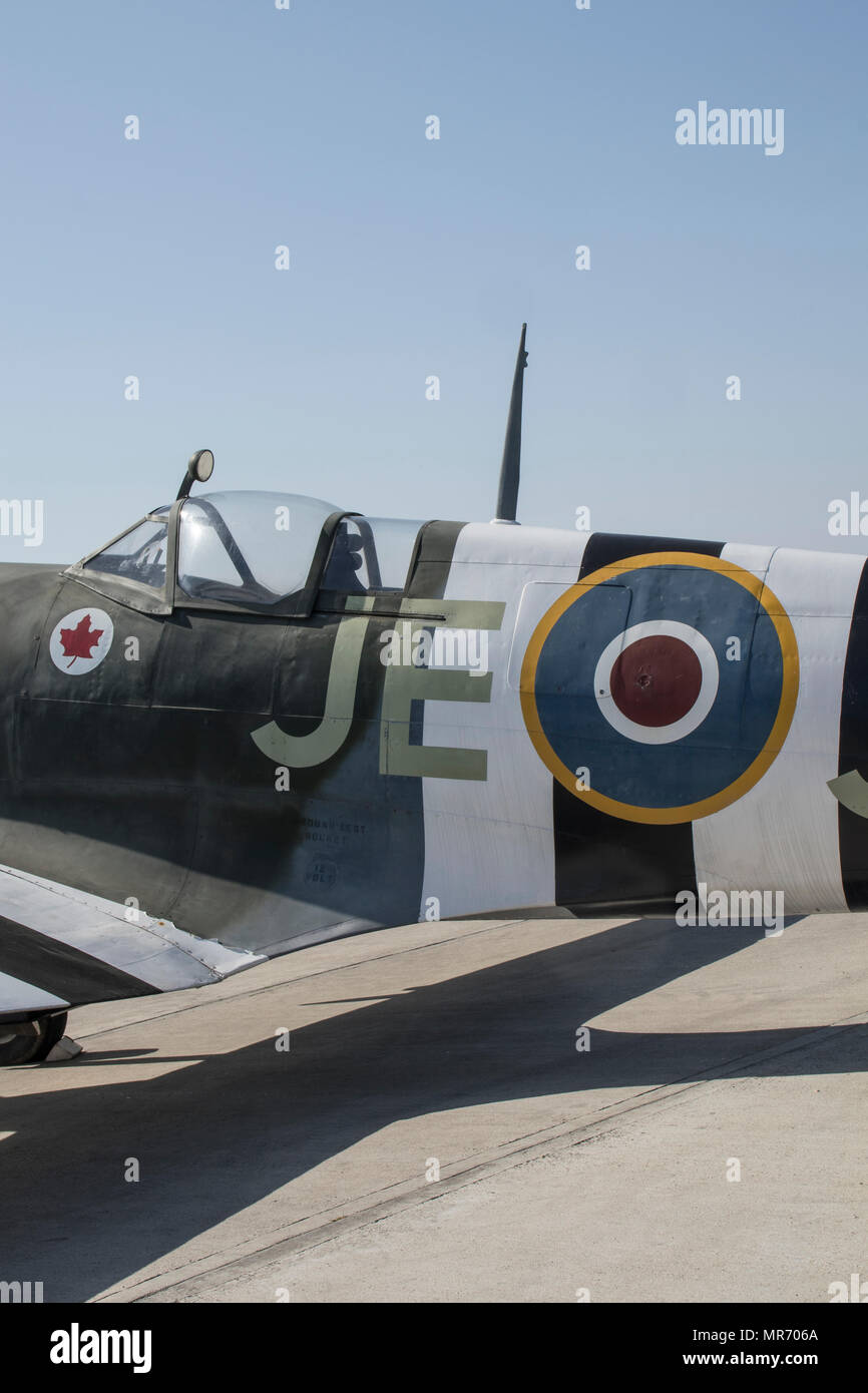 Un Spitfire MK 392 vintage garée à l'Aérodrome de Goodwood à Goodwood, Sussex, UK. Cet avion a été piloté par Air Vice Marshal Johnson James Edgar, CB, CBE Banque D'Images