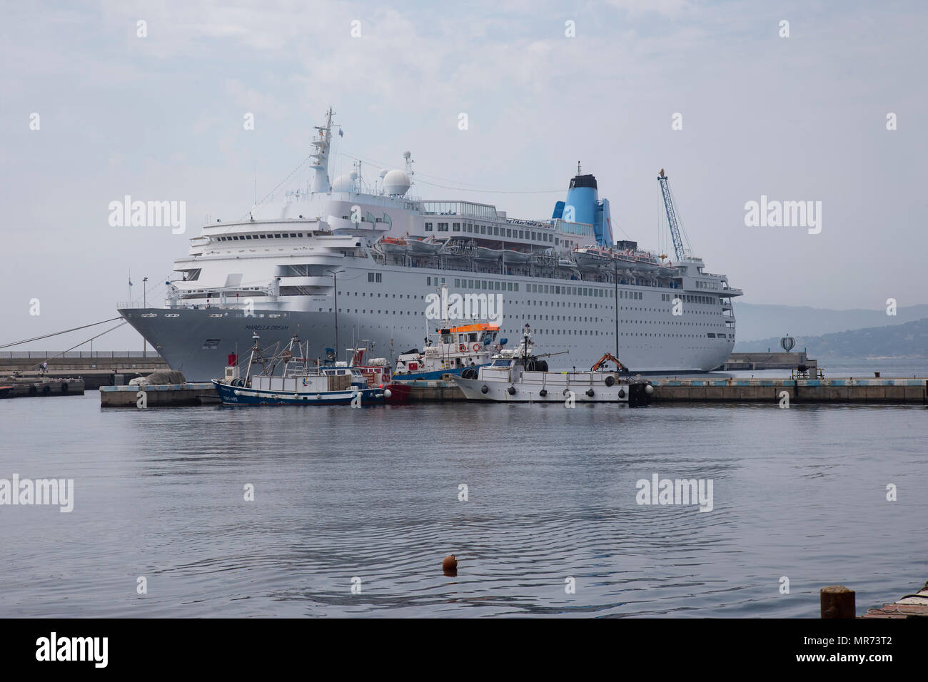 Le paquebot de croisière TUI arella "Dream' amarré dans un port Méditerranéen Banque D'Images