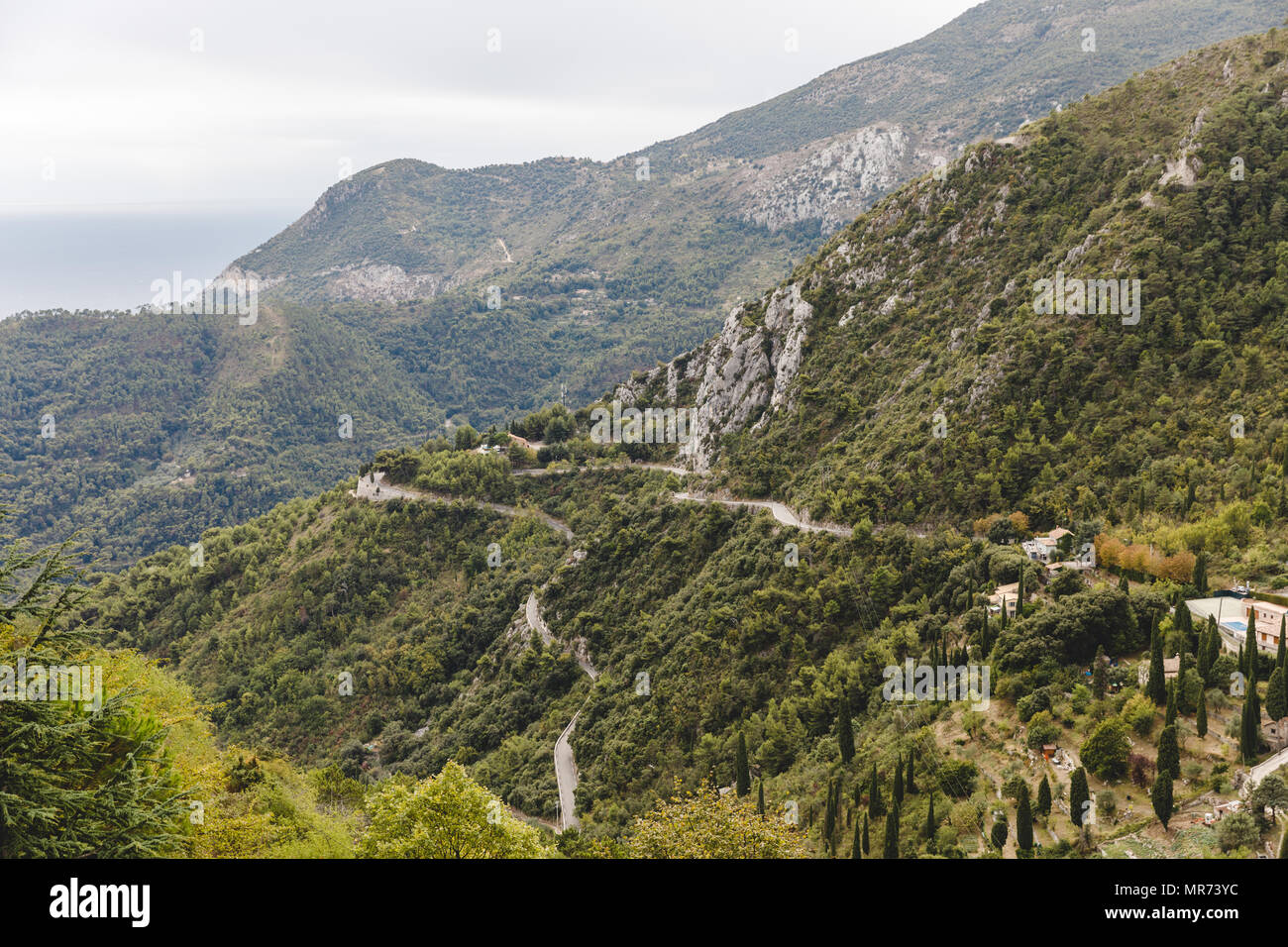 Vue aérienne de route de montagne incurvée par jour nuageux, Sainte Agnès, France Banque D'Images