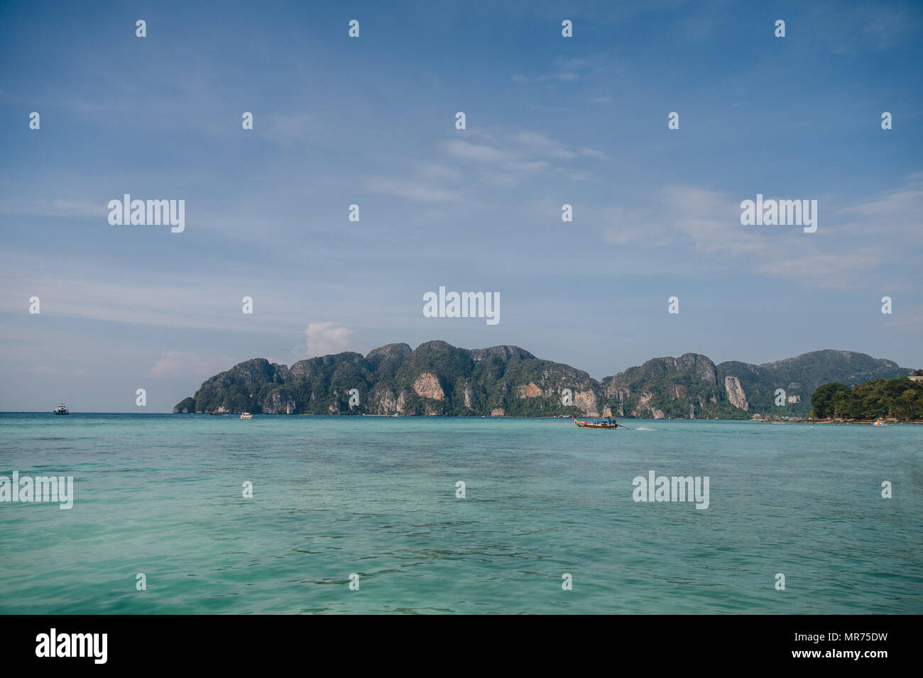 De belles falaises et des bateaux sur l'eau calme à Phi-Phi island, Thaïlande Banque D'Images