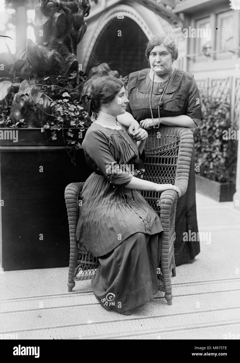 Helen Keller et son enseignante, Anne Sullivan. Helen Keller (1880 - 1968), auteur américain, activiste politique, et conférencier. Elle a été la première personne atteinte de surdi-cécité pour gagner un baccalauréat en arts, elle a fait campagne pour le suffrage des femmes, les droits du travail, le socialisme, l'antimilitarisme, et d'autres causes semblables. Banque D'Images