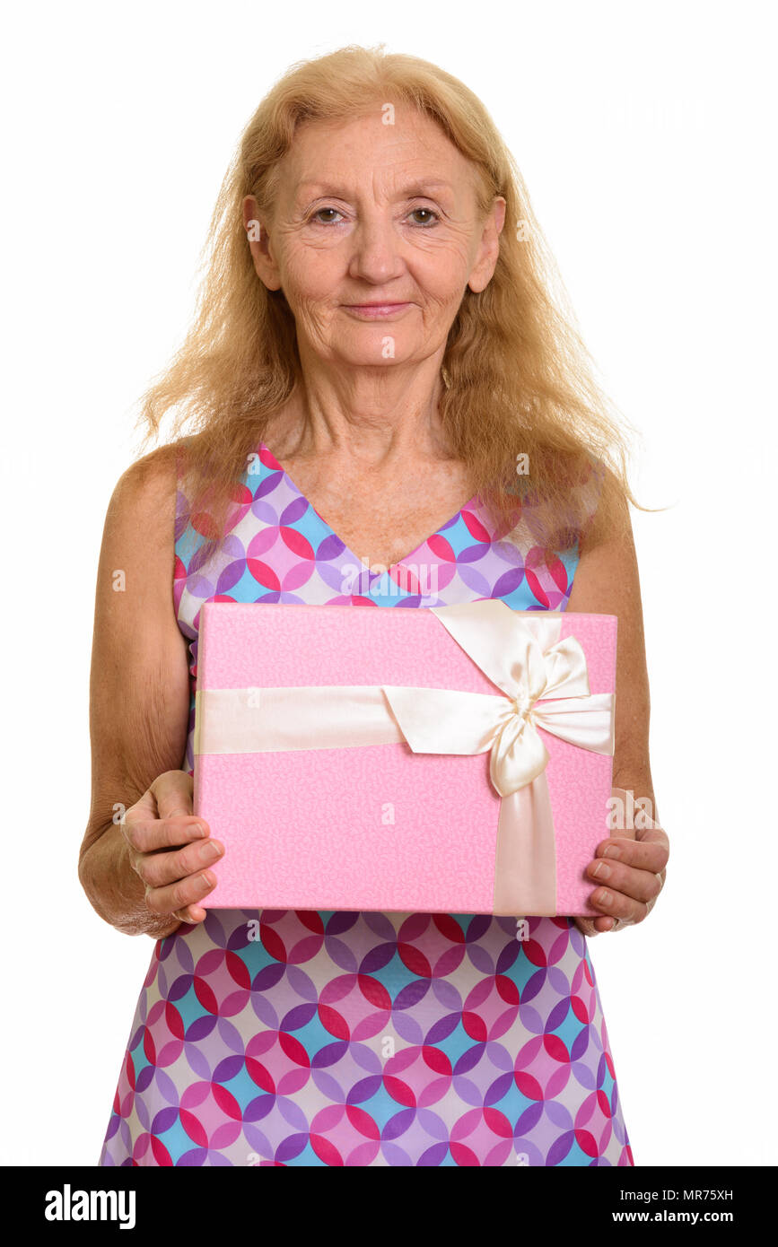 Studio shot of senior woman holding gift box Banque D'Images