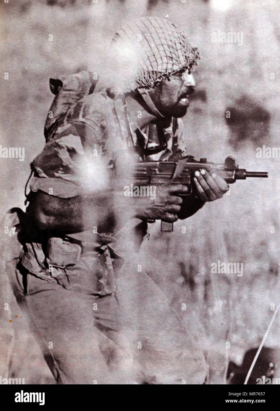 Un soldat israélien avec Uzi sub-mitrailleuse, lors de l'assaut sur les positions syriennes dans le Golan, au cours de la guerre des Six Jours de 1967 Banque D'Images