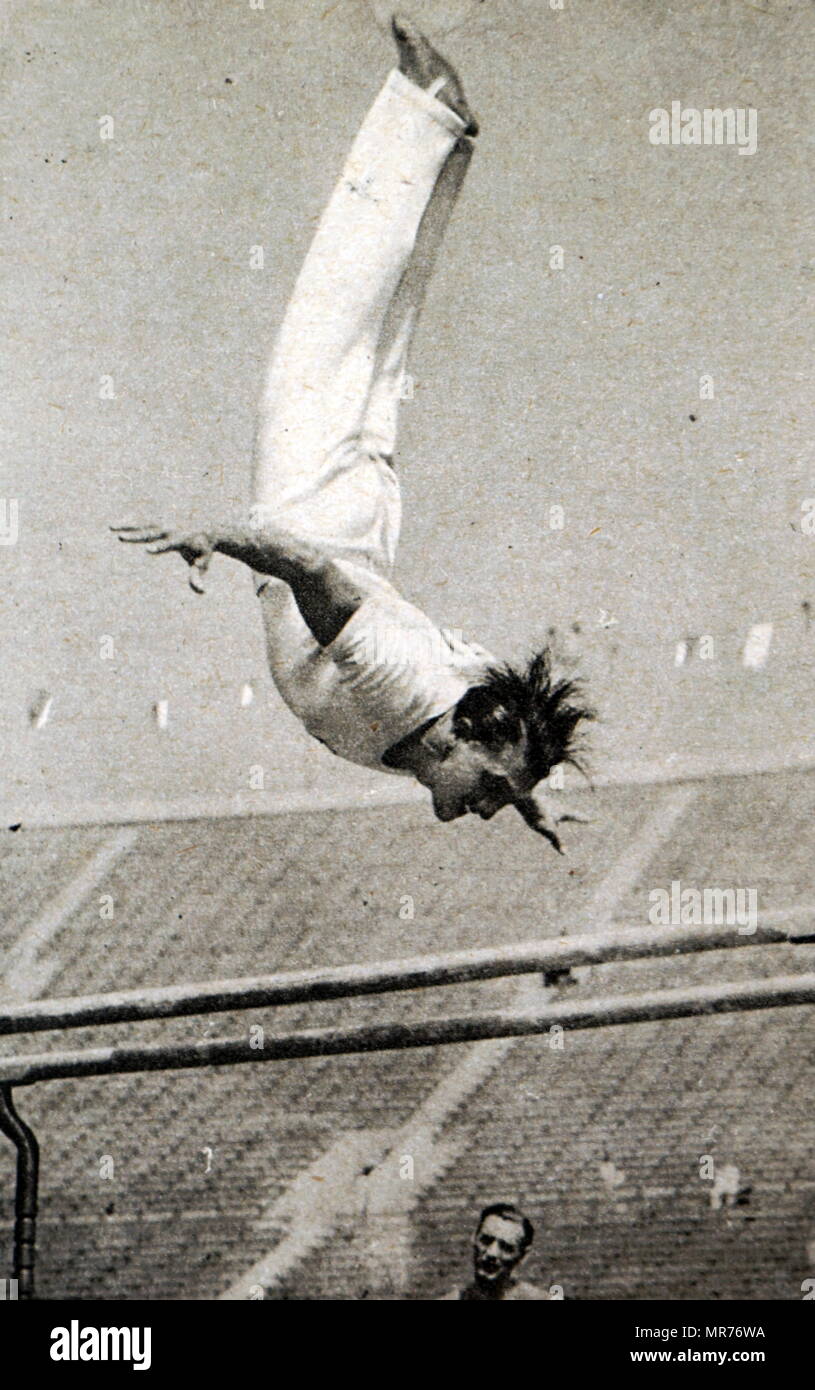 Photographie de Romeo Neri (1903 - 1961) de l'Italie aux Jeux Olympiques. Romeo a remporté la médaille d'or en barres parallèles, le tout autour de l'équipe et les exercices combinés. Banque D'Images
